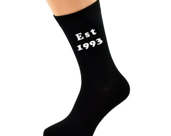 Est 1993 imprimé en vinyle blanc sur des chaussettes riches en coton noir pour homme. Taille unique, Royaume-Uni 8-12