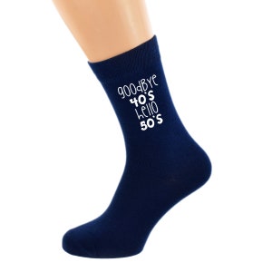 Goodbye 40's Hello 50's Printed in White Vinyl on Mens NAVY BLUE Cotton Rich Socks Genial. Talla única, Reino Unido 8-12
