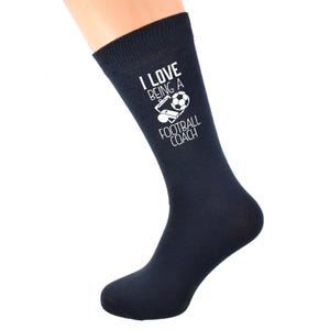 J'aime être entraîneur de football avec une image de football imprimée en vinyle blanc sur des chaussettes pour hommes en coton mélangé bleu marine.  Taille unique UK adulte 8 à 12 ans