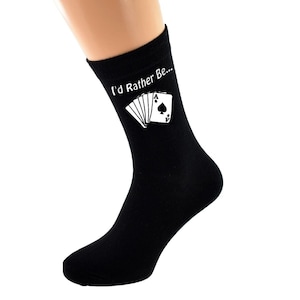 Preferiría estar jugando juegos de cartas con imágenes de cartas impresas en vinilo blanco en calcetines negros de algodón para hombre. Talla única, Reino Unido 8-12