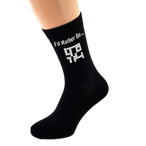 Je serais plutôt un mot croisé avec une image imprimée en vinyle blanc sur des chaussettes riches en coton noir pour homme. Taille unique, Royaume-Uni 8-12