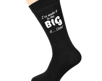 Ich habe es bis in die Big 8 geschafft Ooh! Gedruckt in weißem Vinyl auf schwarzen Baumwollsocken für Herren. Größe, UK 8-12. Tolles Geschenk zum 80er Geburtstag