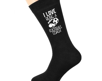 Ich liebe es, ein Fußballtrainer mit Fußballbild zu sein, das in weißem Vinyl auf schwarzen Herrensocken aus Baumwollmischung gedruckt ist.  Einheitsgröße Erwachsene 8 bis 12