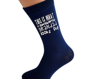 Dies ist, was ein fantastischer Opa aussieht Bild in weißem Vinyl auf Herren NAVY BLUE Cotton Rich Socken groß gedruckt. Einheitsgröße, UK 8-12