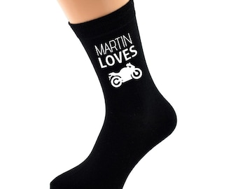 NOMBRE PERSONALIZADO Loves Riding Motorbike Imagen impresa en vinilo blanco en calcetines negros de algodón para hombre. Talla única, Reino Unido 8-12