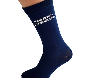 Es hat 80 Jahre gedauert, bis diese in weißem Vinyl gedruckten Herrensocken in NAVY BLUE so gut aussahen. Tolles Geschenk zum 80er Geburtstag