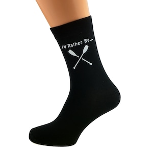 Prefiero estar remando con remos de remo Imagen impresa en vinilo blanco en calcetines negros de algodón para hombre Genial. Talla única, Reino Unido 8-12