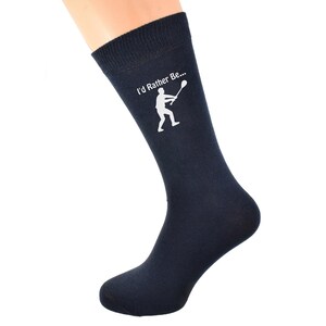 Peut inclure: Chaussettes bleu foncé avec une silhouette blanche d'une personne jouant au tennis et le texte "I'd Rather Be..."
