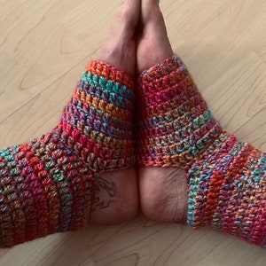 DIY cozy yoga socks Sharvara PDF crochet - instructions for beginners super easy and quick to make, instant download German/EnglishUS