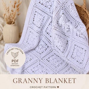 Könnte beinhalten: Eine helllavendelfarbene Häkeldecke mit wiederkehrenden quadratischen Motiven, komplizierten blumenartigen Mittendesigns und einem strukturierten Rand. Ein kreisförmiges Abzeichen links zeigt den Text CROCHET PATTERN PDF INSTANT DOWNLOAD.