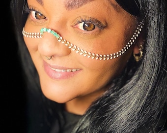 Handgefertigter Gesichtsschmuck mit Kettenmotiv – Katzenaugenperlen, weiße und goldene Kette, festlicher Kopfschmuck, einzigartiges Statement-Accessoire für Fotoshootings und Events