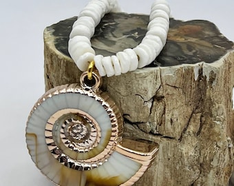 Einzigartige Muschelkette mit natürlichen weißen Muschelperlen und einem Anhänger aus einer Ammonitenmuschel