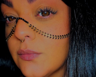 Schwarze Gesichtskette mit tropfenförmigen Diamantanhängern | Einzigartiger handgefertigter Gesichtsschmuck | Festival-Gesichtskette | Statement-Accessoire von der Nase bis zum Gesicht