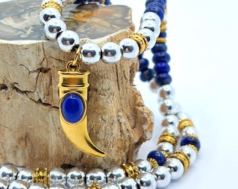Handgefertigte Halskette aus Lapislazuli- und Hämatitperlen mit goldenem Hornanhänger | Einzigartiges Schmuckstück | Schmuck zum Schutz und zur Stärkung der Energie
