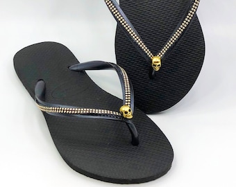 Goldene Totenkopf-Flip-Flops, schwarze Gothic-Sandalen mit Nieten, rockige Sommer-Strandschuhe, alternative Mode, Punk-Stil – das perfekte Geschenk für Sie