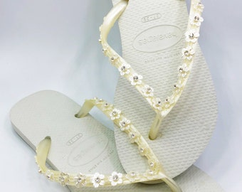 Chanclas con flores, sandalias blancas con flores, boda en la playa, chanclas de novia, cuñas blancas, chanclas de boda, chanclas de novia, pedrería