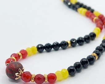 Mala-Halskette aus natürlichen Edelsteinen: Karneol, Gelber Jade, Schwarzer Onyx, Rote Koralle & Hämatit – Goldplattiert