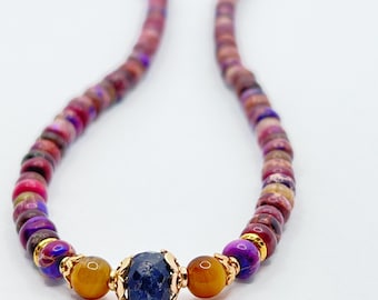 Halskette aus violettem Jaspis mit natürlichem rosa Turmalin, blauem Saphir und Tigerauge – vergoldet