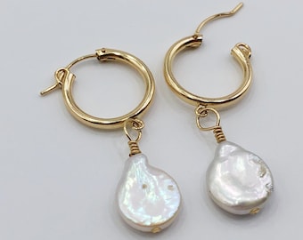 Flache Perlenohrringe, Goldene Creolen, Goldene Perlenohrringe, Perlencreolen, Runde Perlenohrringe, Süßwasserohrringe, Geschenk für Mama