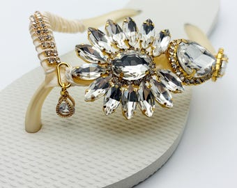 Strassbesetzte Braut-Flip-Flops, weiße Strass-Sandalen für die Strandhochzeit, flache Tanzschuhe für den Empfang, Blumenschmuck, Geschenk für die Braut