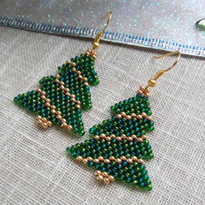 Boucles doreilles perlées, Boucles doreilles darbre de Noël, Arbre de Noël, Bijoux de Noël, Boucles doreilles de Noël, Boucles doreilles de Noël, Cadeau de Noël image 1