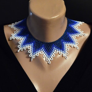 Collier de perles noirs avec une fleur bleue