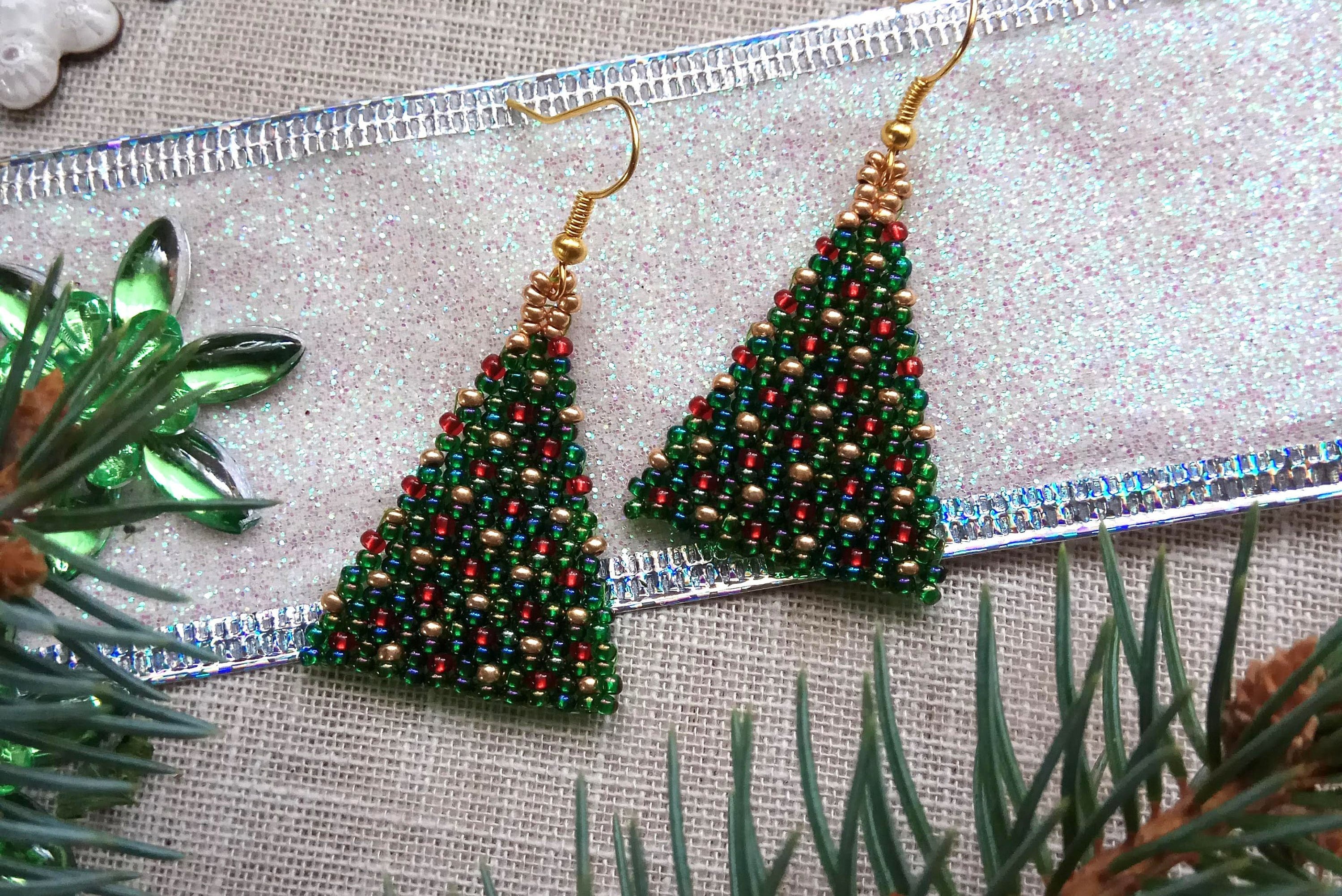 クリスマスツリーイヤリング：チェコシードビーズのホリデージュエリー 
