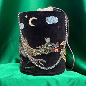 Bolsa de tela con bordado inspirado en el cuento popular ucraniano "Kotyhoroshko", bolsa de terciopelo, bolsa de cuentas para regalo, monedero negro