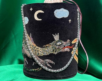 Stoffbeutel mit Stickerei basierend auf einem Ukrainischen Volksmärchen "Kotyhoroshko", Samt Beuteltasche, perlenbesetzte Tasche für Geschenk, schwarze Geldbörse