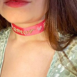 Elegante gargantilha bordada em tafetá - peça única de joalheria têxtil, colares, amor, anima, stella, palavras bordadas, feito à mão
