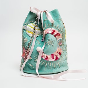 Textiltasche, bestickte Tasche, Handgefertigte Stickerei, Damentasche, Designertasche, Originaltasche, glow-in-the-dark Stickerei, Tasche Sterne, Mondtasche