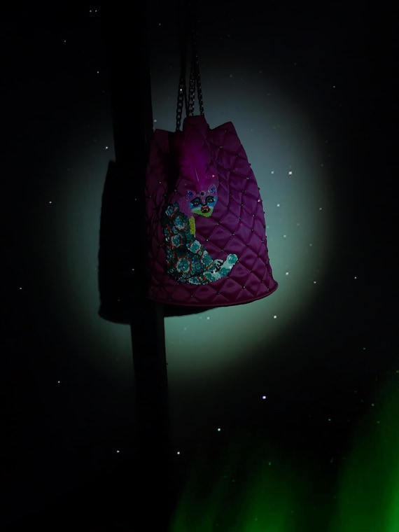 Textiltasche mit Stickerei, Satintasche lila, Tasche bestickt