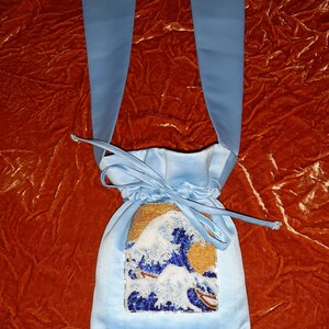 Blaue Satintasche mit Handstickerei, kleines Beutelchen, tolle japanische Welle, Stoffbeutel mit Meer, Beuteltasche mit langen Satinhenkel