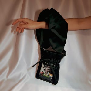 Schwarze Satintasche mit Stickerei, kleines Beutelchen, Meerjungfrauen-Tasche, Stofftasche mit gestickten Meerjungfrauen-Schwänzen, Beuteltasche mit langem Satin-Griff