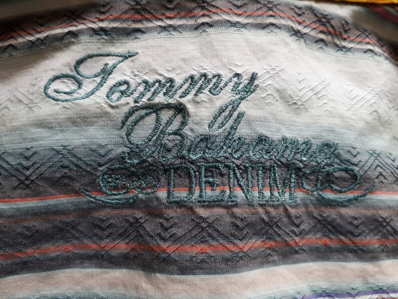 Tommy Bahama shirt button down long sleeved top blue grey with red and orange stripes white plastic buttons 100/% cotton preppy unisex