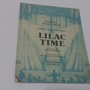 Op de afbeelding: Vintage bladmuziekcover voor "Lilac Time" van Schubert, gearrangeerd door G.H. Clutsam. De cover is lichtblauw met de titel in grote, vette letters. Publicatie door Chappell.