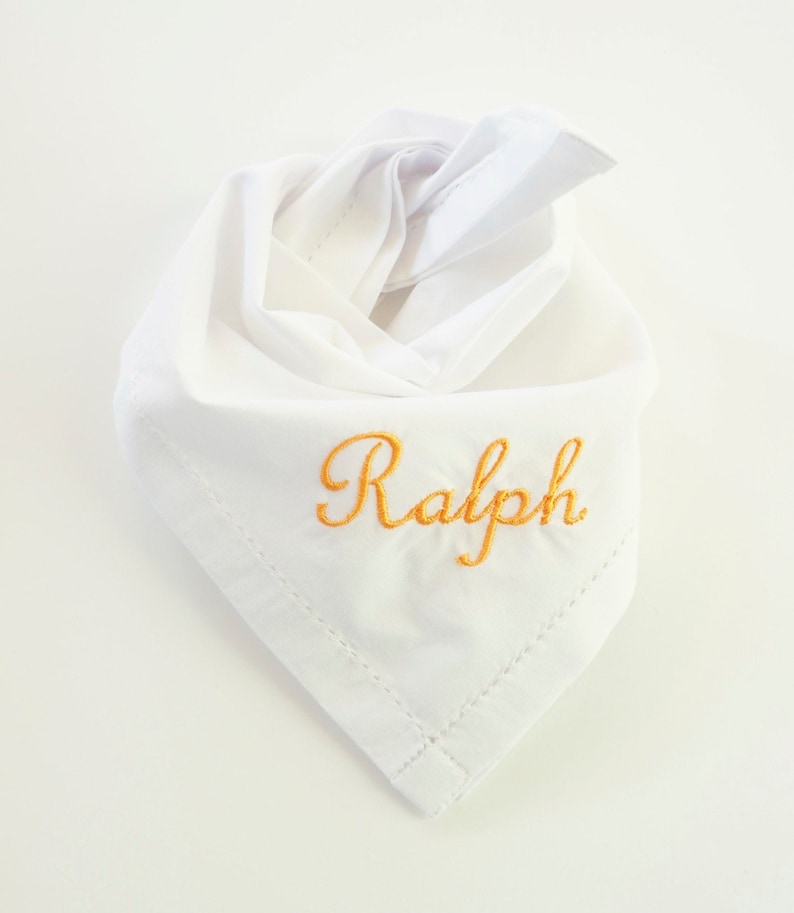 Op de afbeelding: Een set van drie keramische mokken met een gespikkelde, matte afwerking. De mokken zijn in cr&egrave;me, lichtgrijs en donkergrijs. Elke mok heeft een eenvoudig, minimalistisch ontwerp.