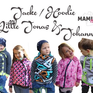 Puede incluir: Sudaderas con capucha y chaquetas para niños en varios diseños. La imagen muestra a cinco niños que llevan diferentes estilos de chaquetas y sudaderas con capucha. Las chaquetas presentan patrones, colores y cierres únicos. El texto en la imagen dice "Little Jonas & Johanna".