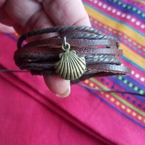 Multistrand Brown or Black Leather Bracelet with Scallop Shell / Adjustable / Camino / Boho / Men and Women / Silver Shell or Bronze / Beach