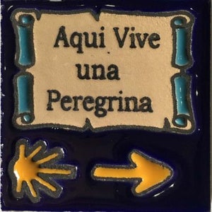 Camino de Santiago Fridge Magnet / Aqui vive una peregrina / A pilgrim (lady) lives here / Ceramic Tile / Spain / Santiago / Ceramic