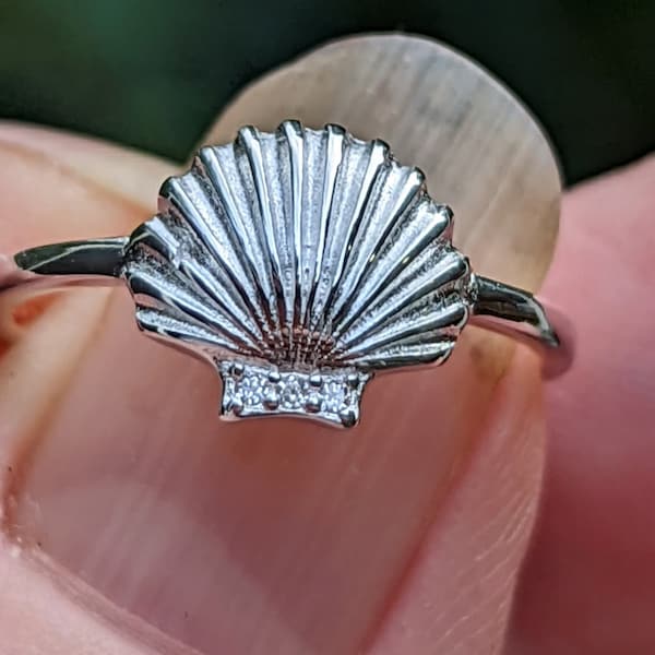 Sterling 925 Silver Scallop Ring with Shiny CZs / Adjustable / White Gold Plating / Camino de Santiago / St James / Beach / Toe Ring