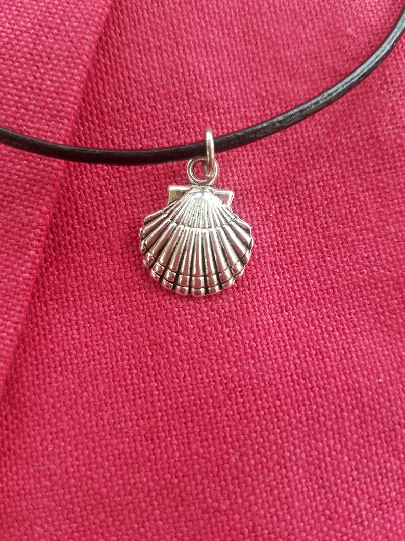 Collar del Camino de Santiago / Concha de vieira / Relieve de Santiago en el reverso / Peregrino / Santiago Apóstol / Hombres y mujeres imagen 1