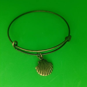 Bronze finish Charm Bracelet with Scallop -- Camino de Santiago / Beach / Adjustable