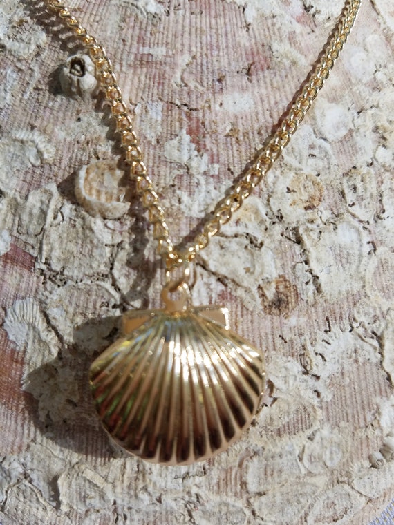 Gold Scallop Shell Locket Necklace / Camino De Santiago / St | Etsy