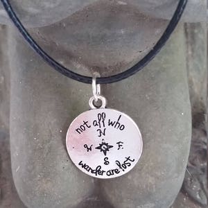 Tous ceux qui errent ne sont pas perdus Collier boussole avec cordon de cuir réglable / Camino Pilgrim / Wanderer / Randonneur / Life