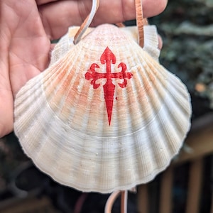 Concha de vieira do Caminho de Santiago com cordão de couro e Buen Camino e um peregrino caminhando por dentro/ Camino / O Caminho / Santiago / Presente / Mochila