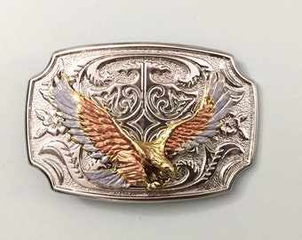 Vintage-Gürtelschnalle mit goldenem Adler auf geprägtem silbernem Hintergrund