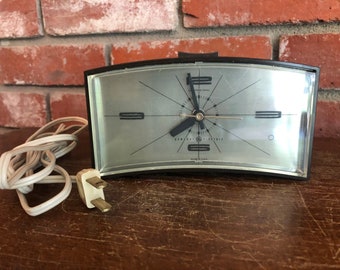 Sold Restored 1950 Telechron 2h11 Cafe Kitchen Wall Clock Retro Ge Vintage General Electric Time In 2020 Retro Wall Clock Vintage Wall Clock Kitchen Wall Clocks