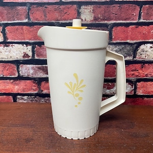 Tupperware 1 Quart Pitcher