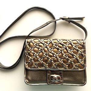 Geflochtene goldene Tasche, Kleine Crossbody-Geldbörse aus Veganem Leder, Umhängetasche aus Kunstleder, kleine Festivaltasche, Boho-Handtasche